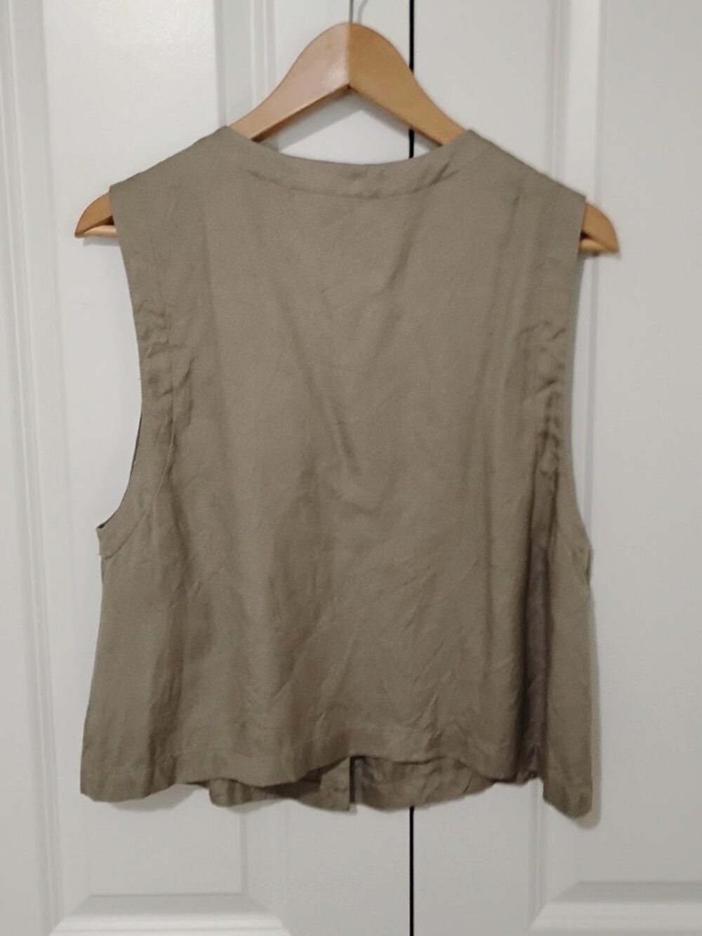A.J. Christopher Women's Taupe 100% Silk Sleeveless V-Neck Blouse Top Size 8 - Picture 2 of 3